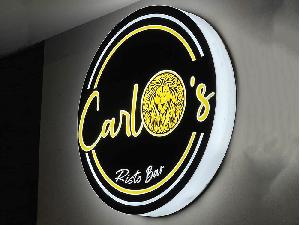 Realizzazione insegna luminosa circolare in plexiglass opalino - Carlo's