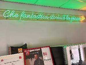 Pannelli in plexiglass con lettere al neon per interno ed esterno