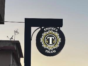 Realizzazione insegna a bandiera luminosa circolare in dibond traforato