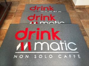 Realizzazione zerbini intarsiati - Drink Matik