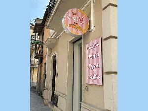 Realizzazione Insegna luminosa a bandiera in plexiglass opalino - Sweet V.