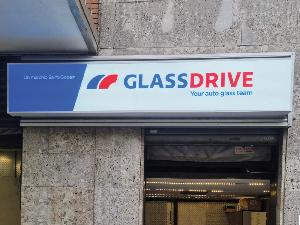 Realizzazione insegne luminose - Glass-Drive